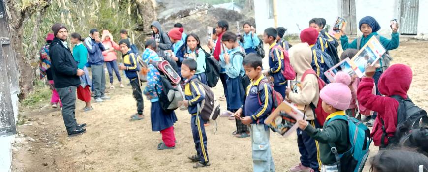 जन्मदिनको अवसरमा उदाहरणीय कार्य : अध्यक्ष खड्काद्वारा विद्यार्थीलाई शैक्षिक सामग्री र खाजा वितरण